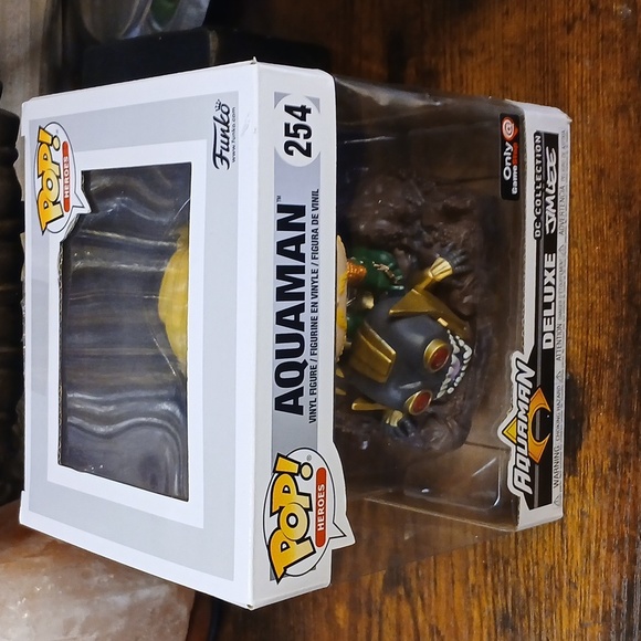 Funko Pop! Aquaman Deluxe with Black and Gold Accents - Picture 3 of 8